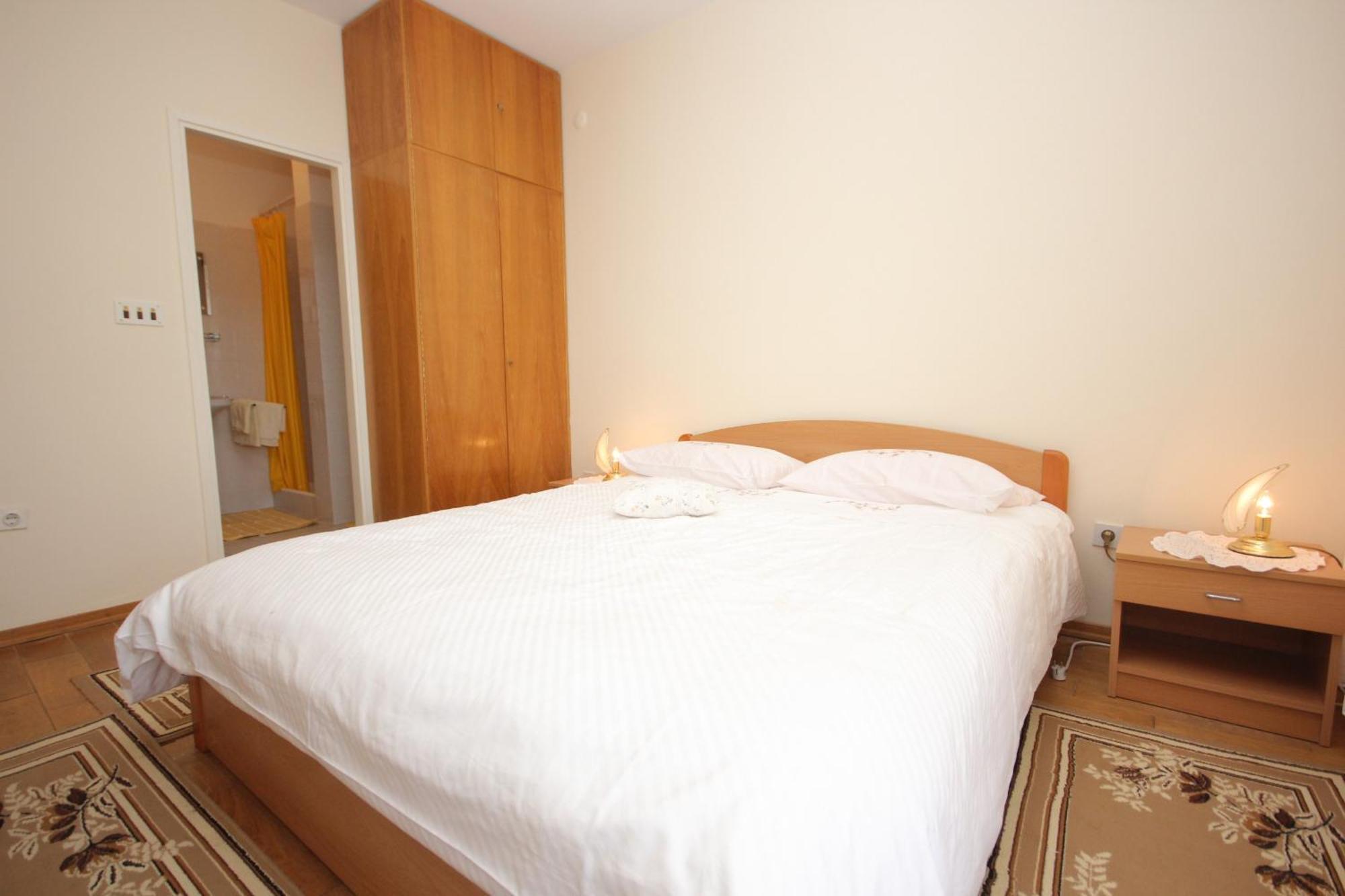And With Parking Space - 2148 Guest house 3*